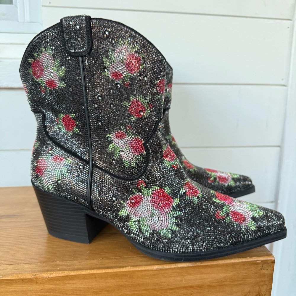 Wild Pair Black Floral rhinestone Cowgirl Boots size 10